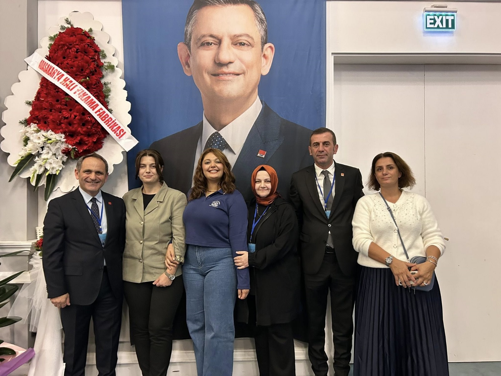 Biz Etle Tırnak Gibiyiz