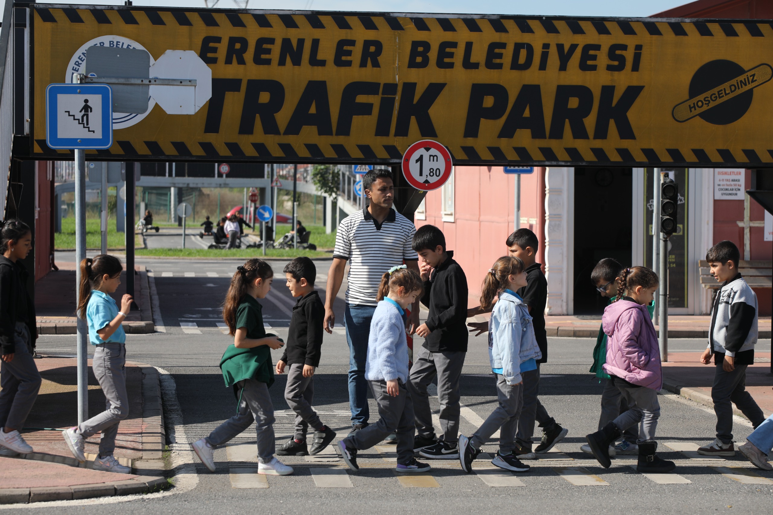 HEM ÖĞRENİYOR HEM EĞLENİYORLAR