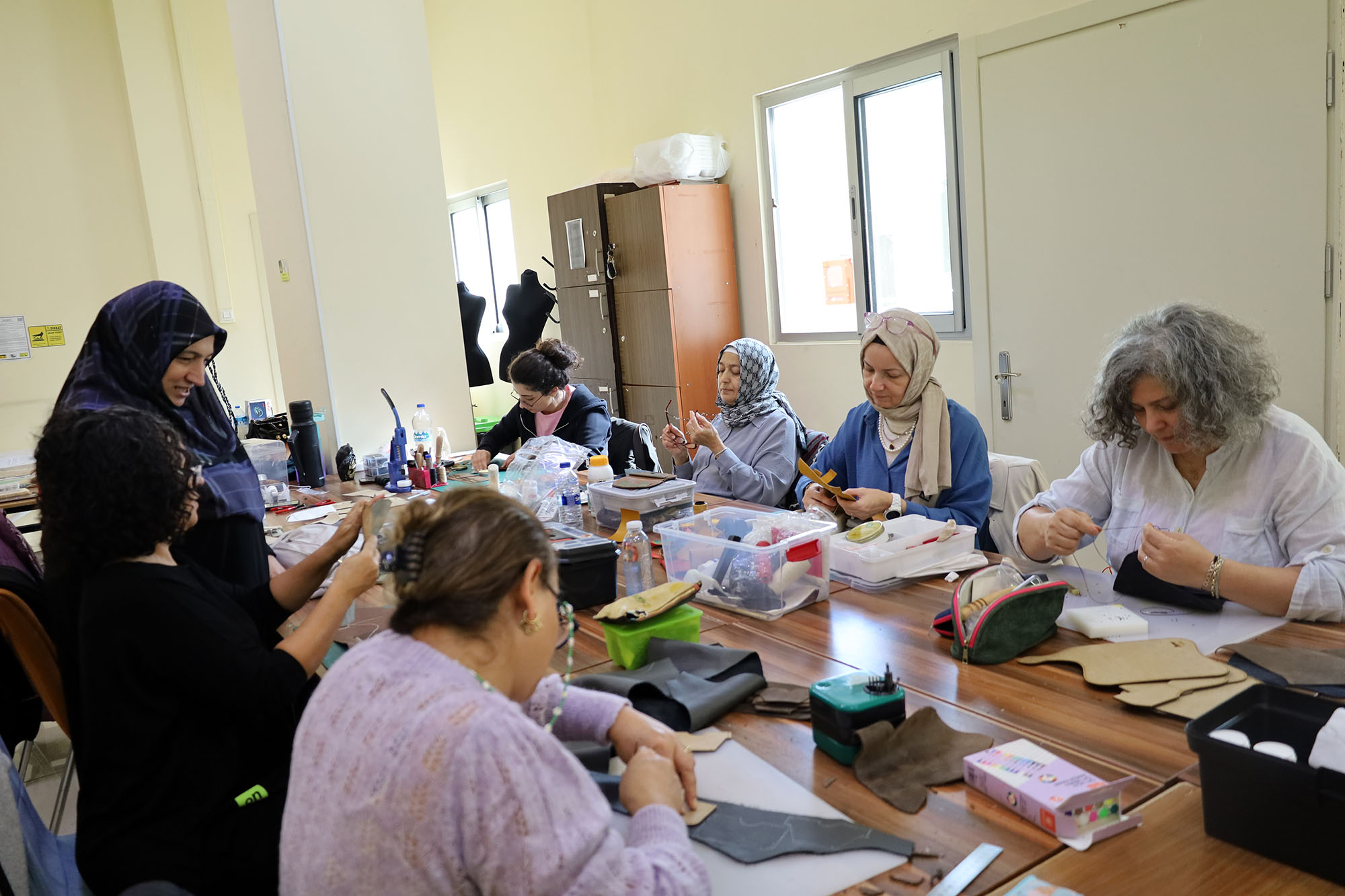 Deri aksesuarları dersi başladı