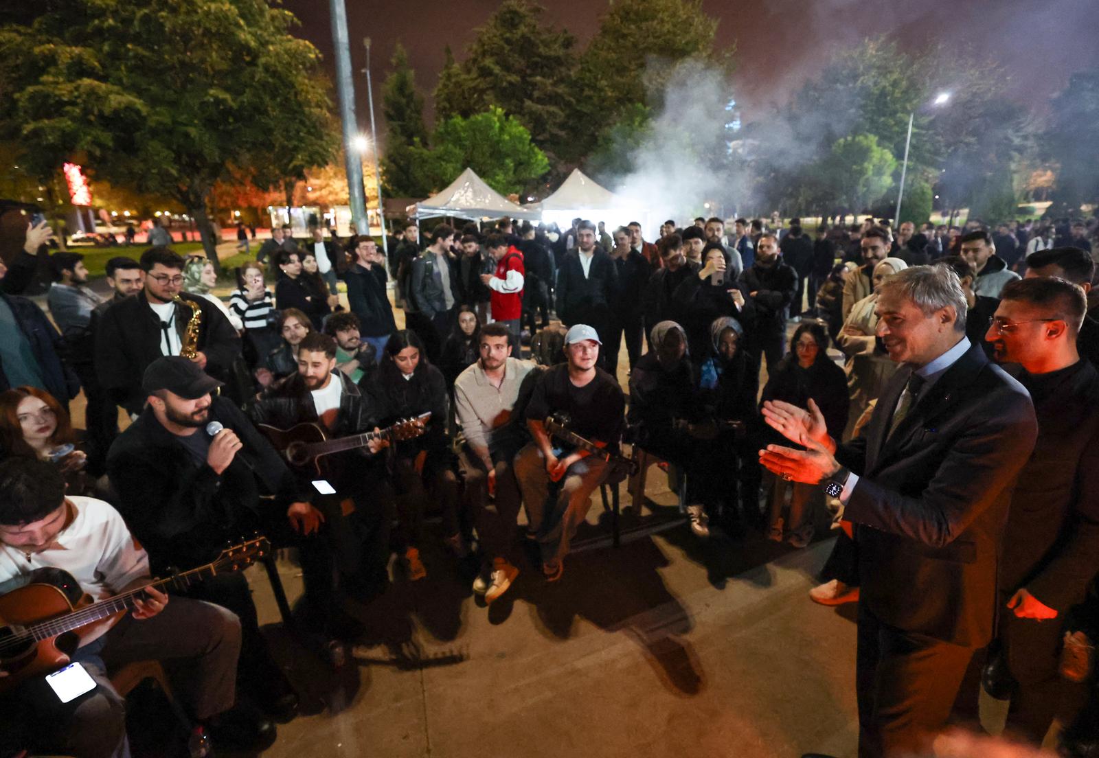 Başkan Alemdar gençlerle sohbette