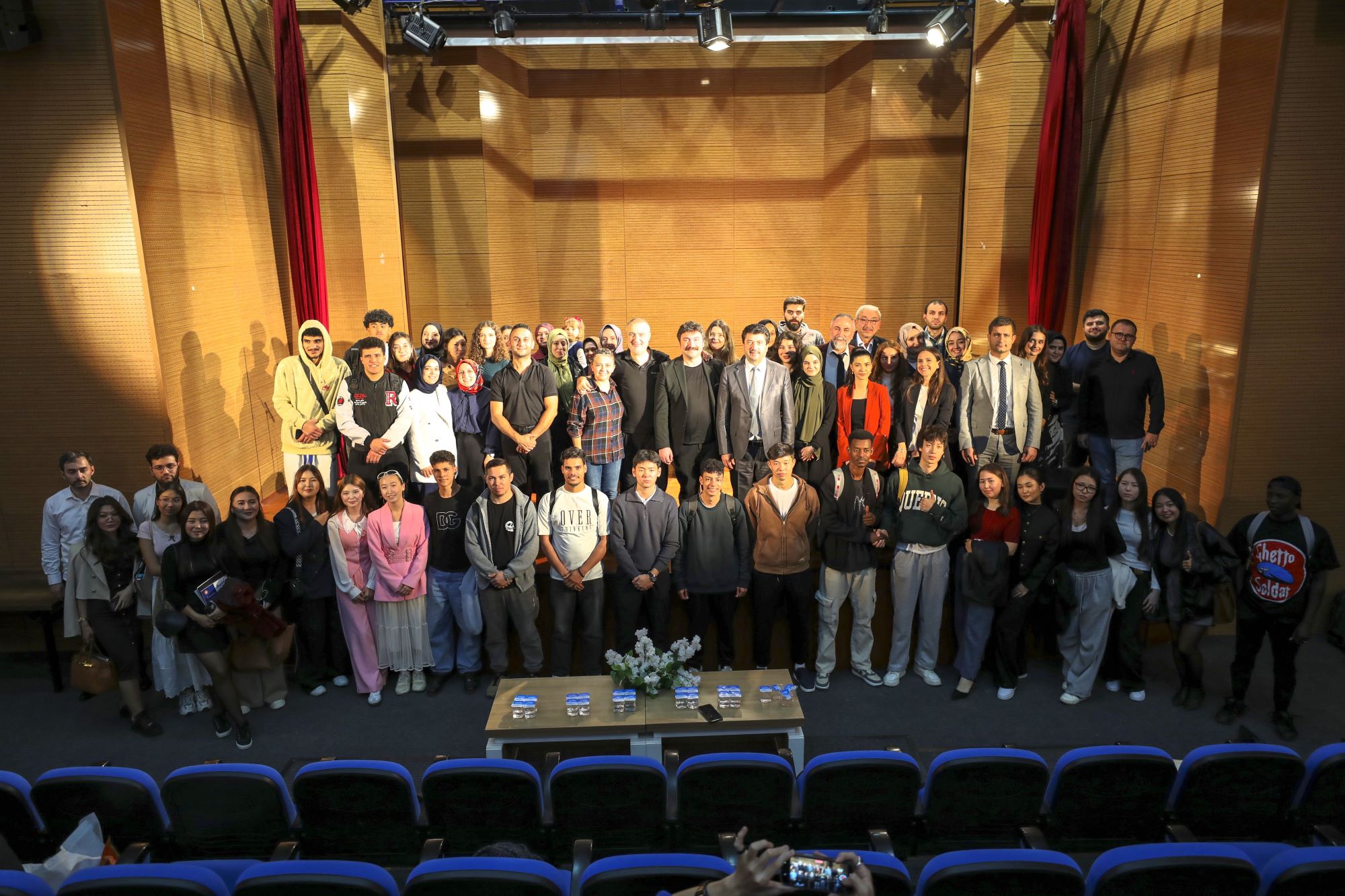 Uluslararası öğrencilere türkü dinletisi