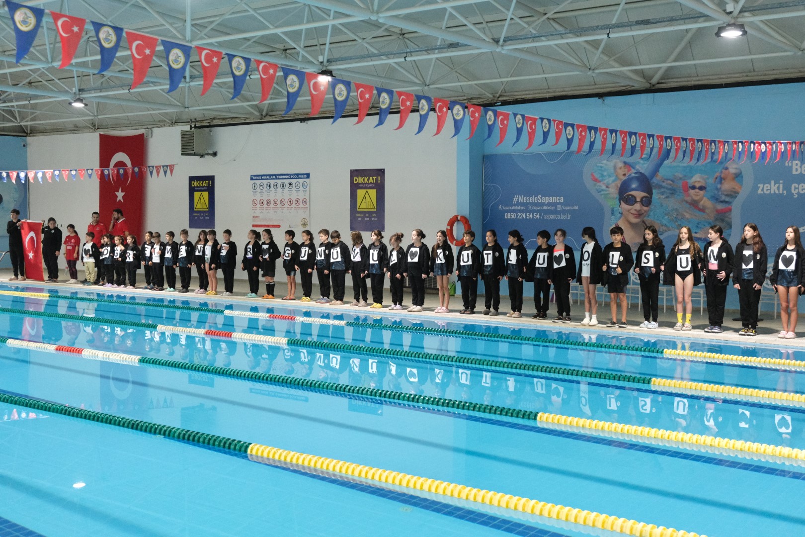 Çocuklar öğretmenler için kulaç attı