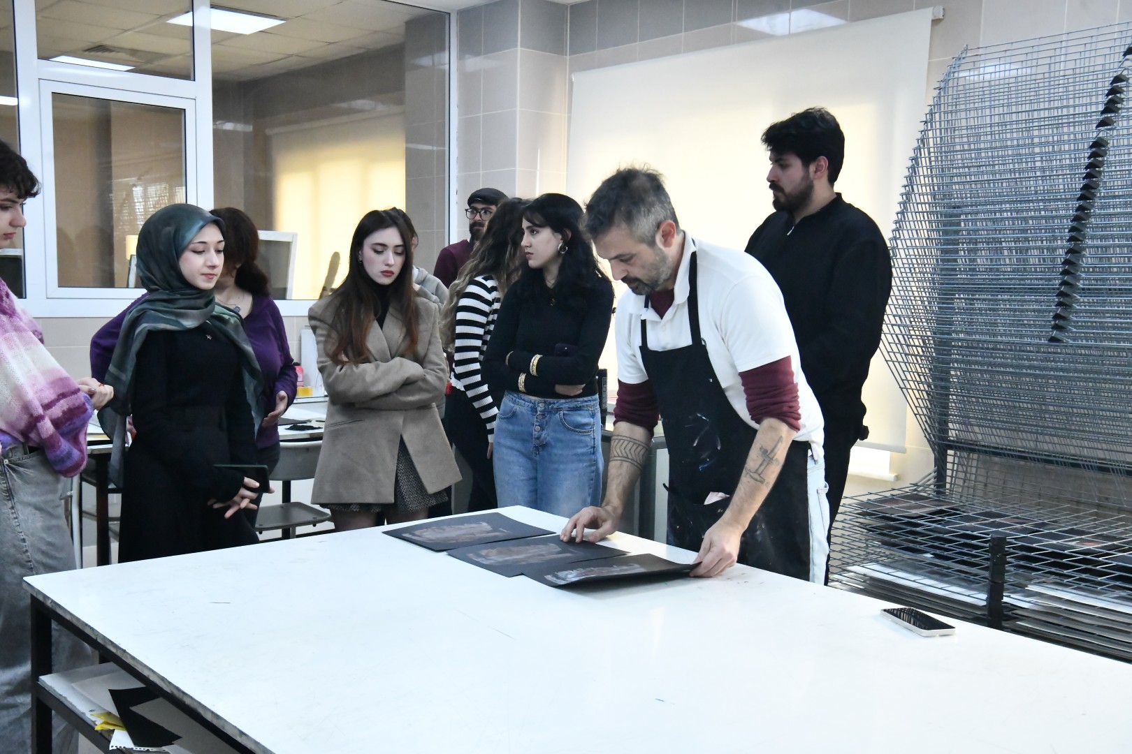 Atölyede usta-çırak çalışması