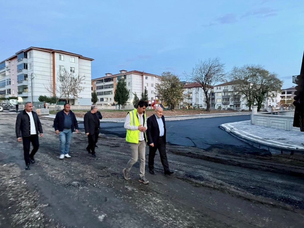 Hendek'in 4 mahallesine sıcak asfalt