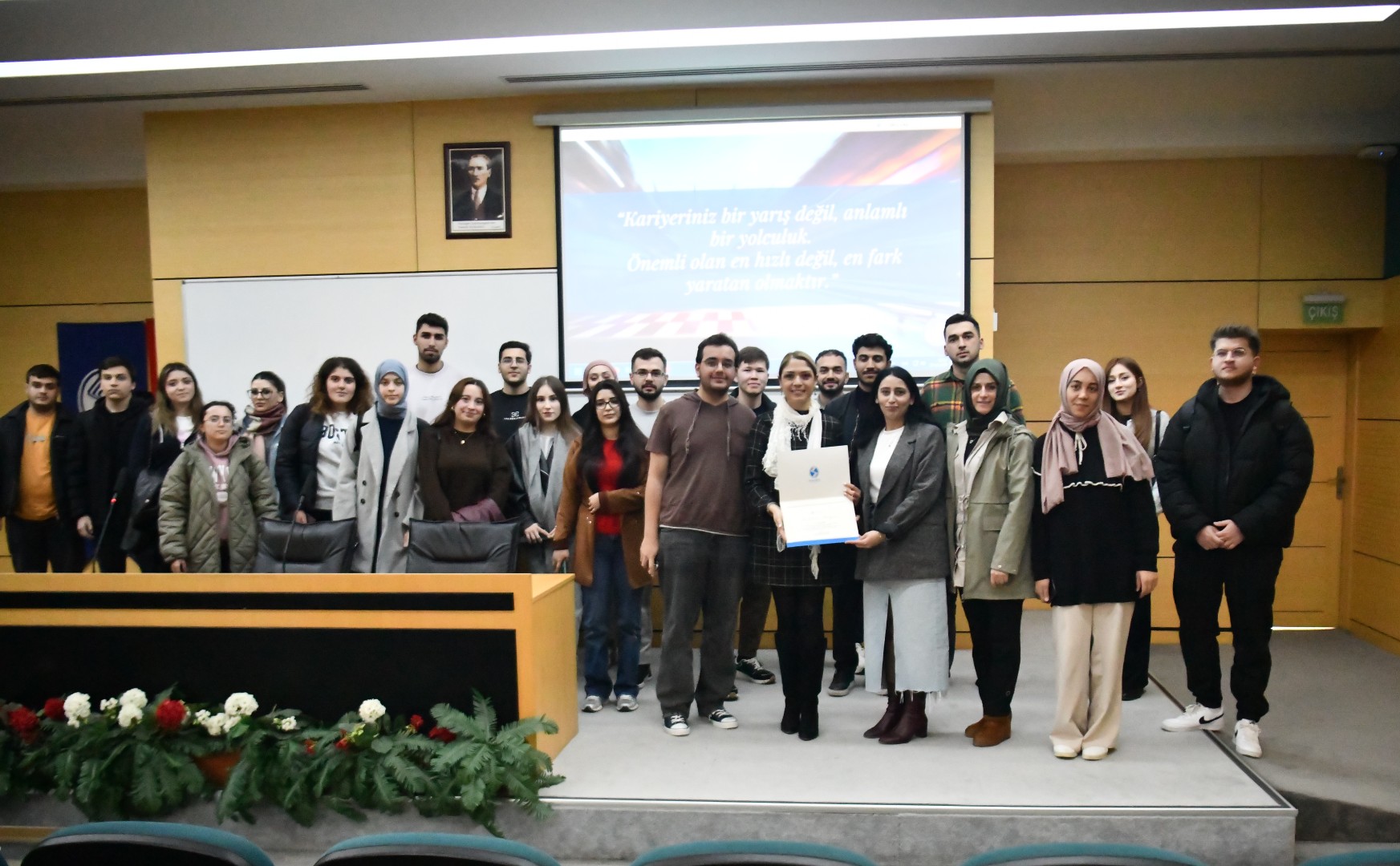 İnsan ve Robot El Ele