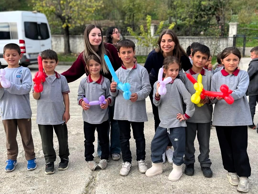 SUBÜ öğrencileri ilkokul öğrencilerine pizza hazırladı