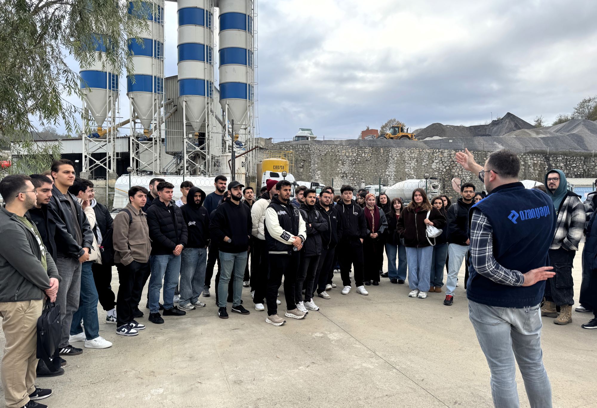 Derslerini beton santralinde gördüler