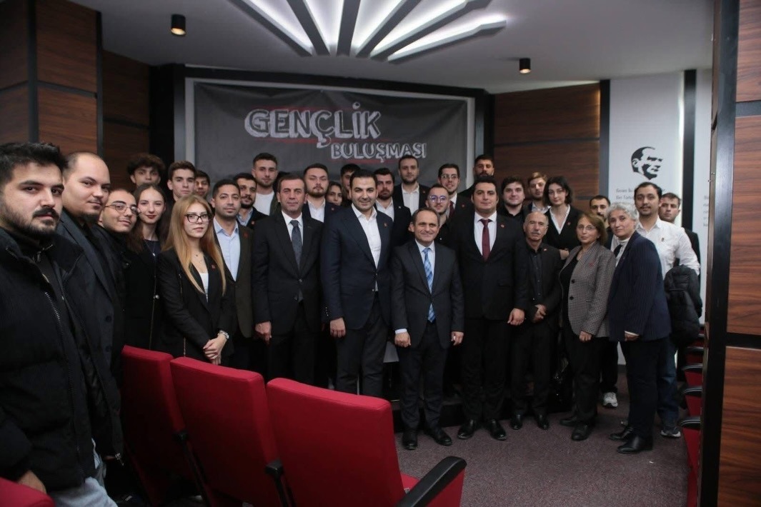 Siyaset gençlerin sözünü duymak zorundadır