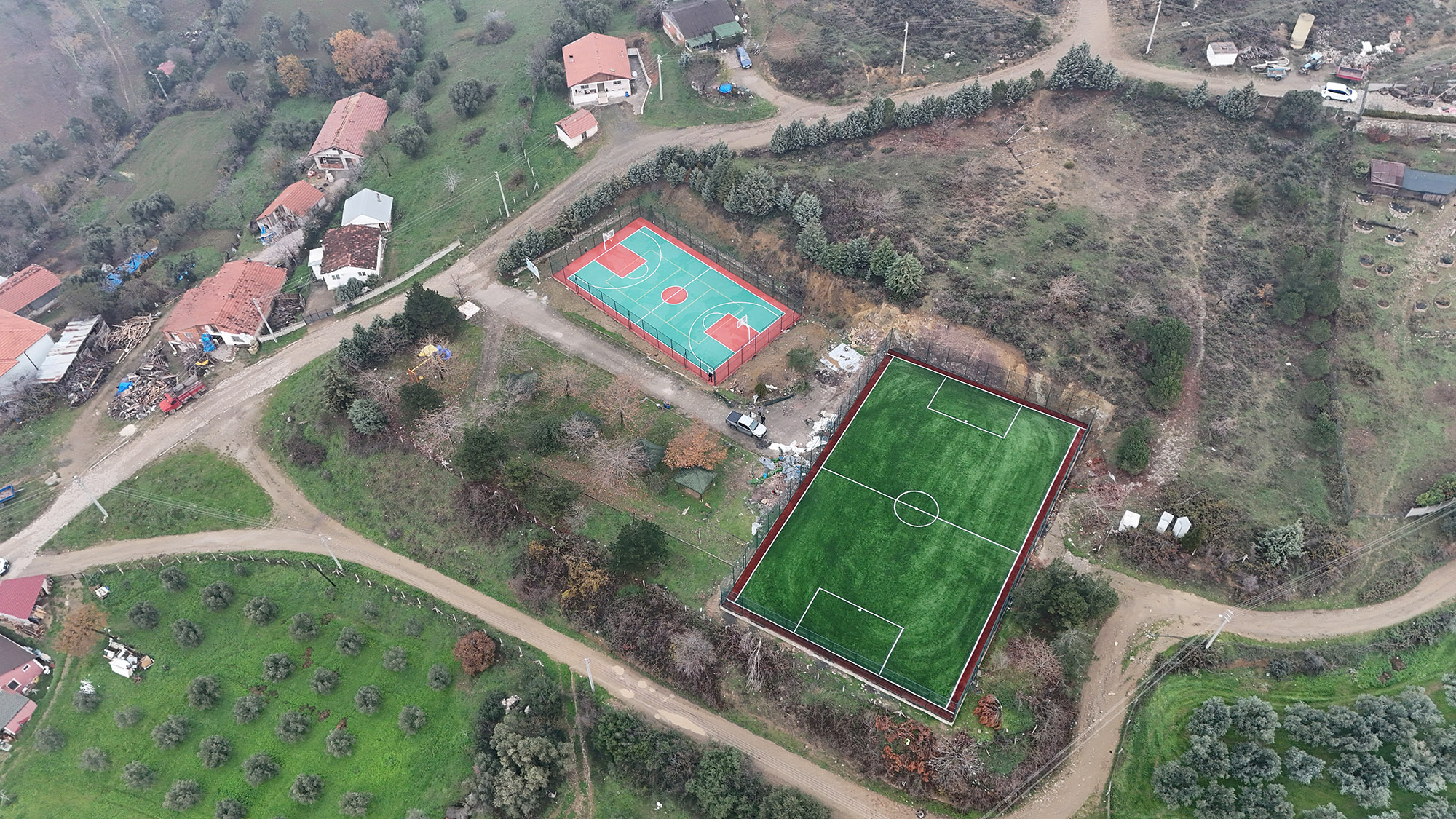 Bayat ve Eşme’de spor sahaları gün sayıyor