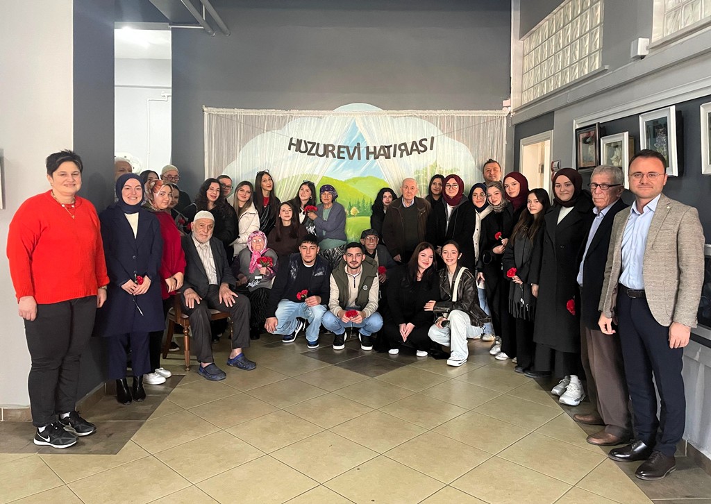 Öğrenciler huzurevi sakinleriyle buluştu