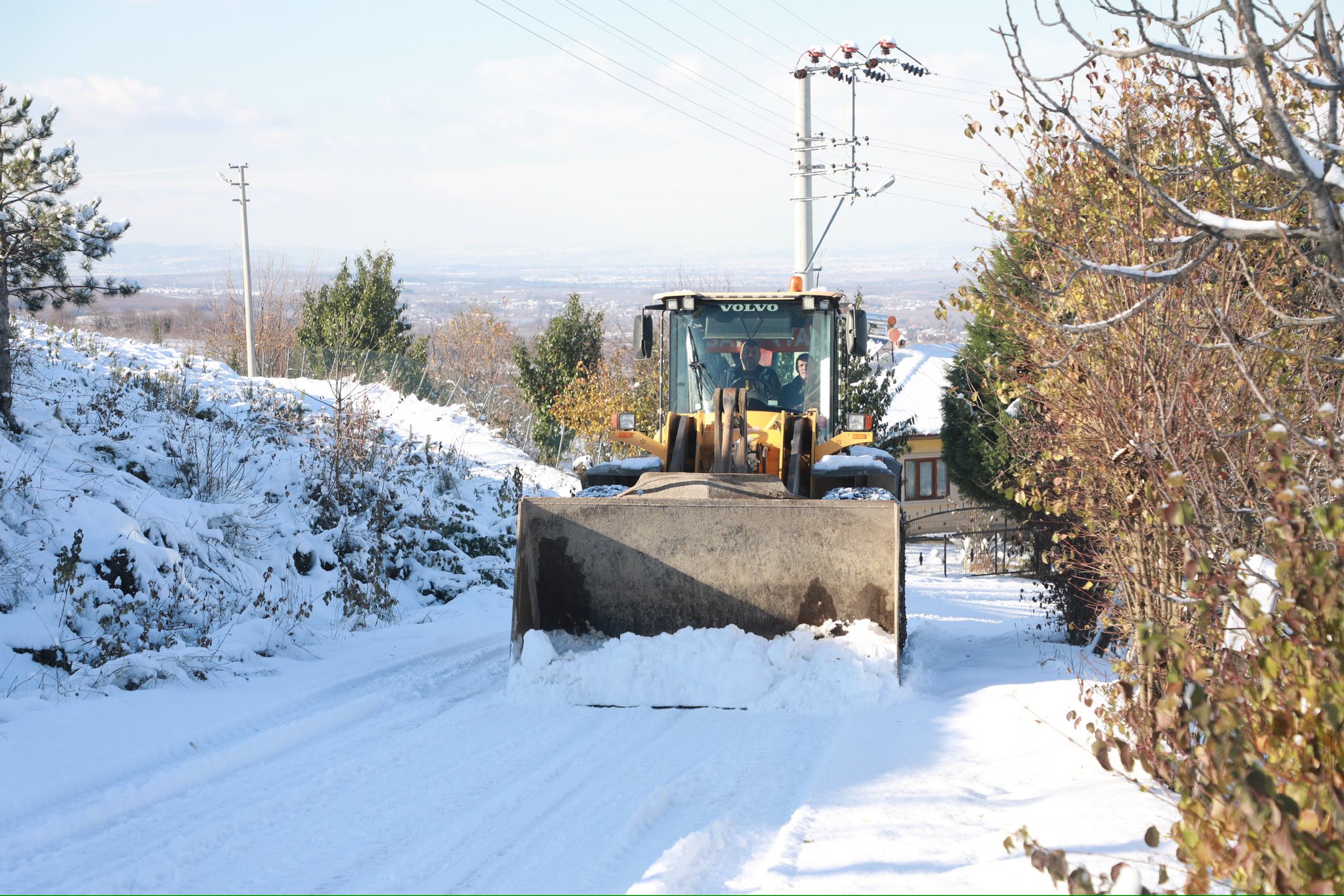 Akyazı’da karla mücadele sürüyor