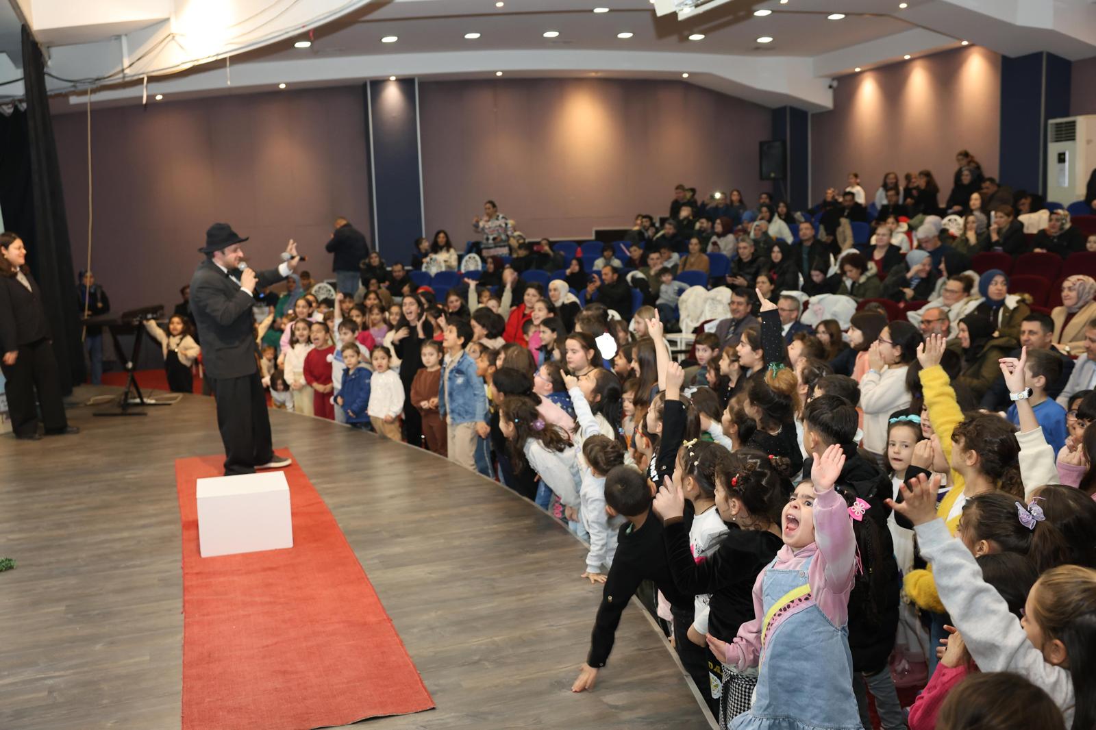 ERENLER’DE ÇOCUKLARA KARNE HEDİYESİ