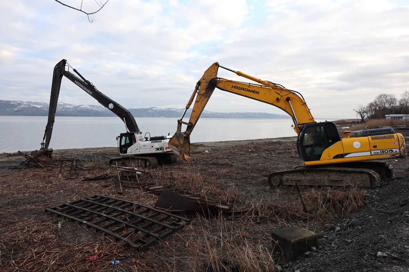 Süre bitti iş makinaları yıkıma başladı