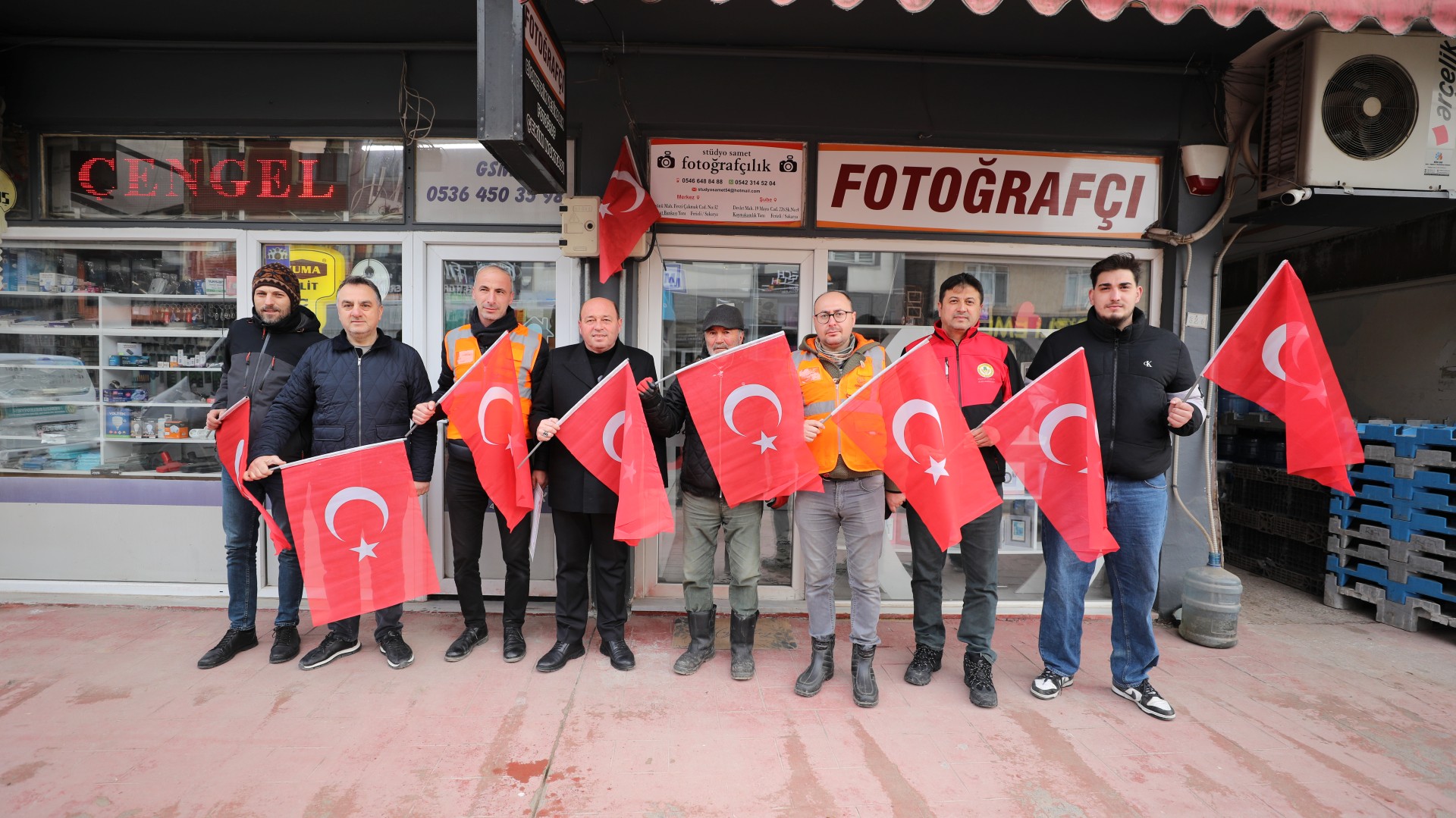 Ferizli'de kırmızı beyaza büründü