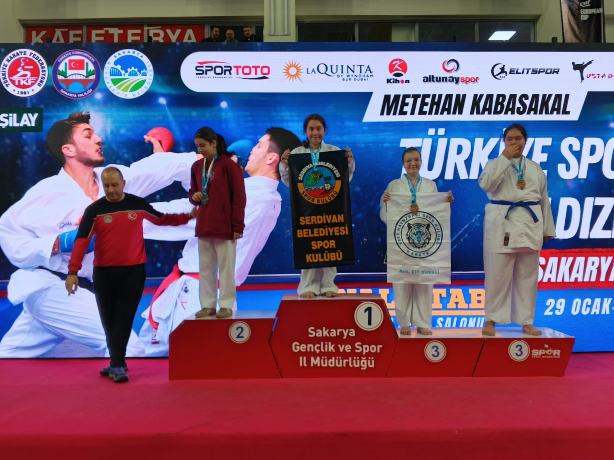 Serdivan Karate Takımı'ndan Tarihi Başarı