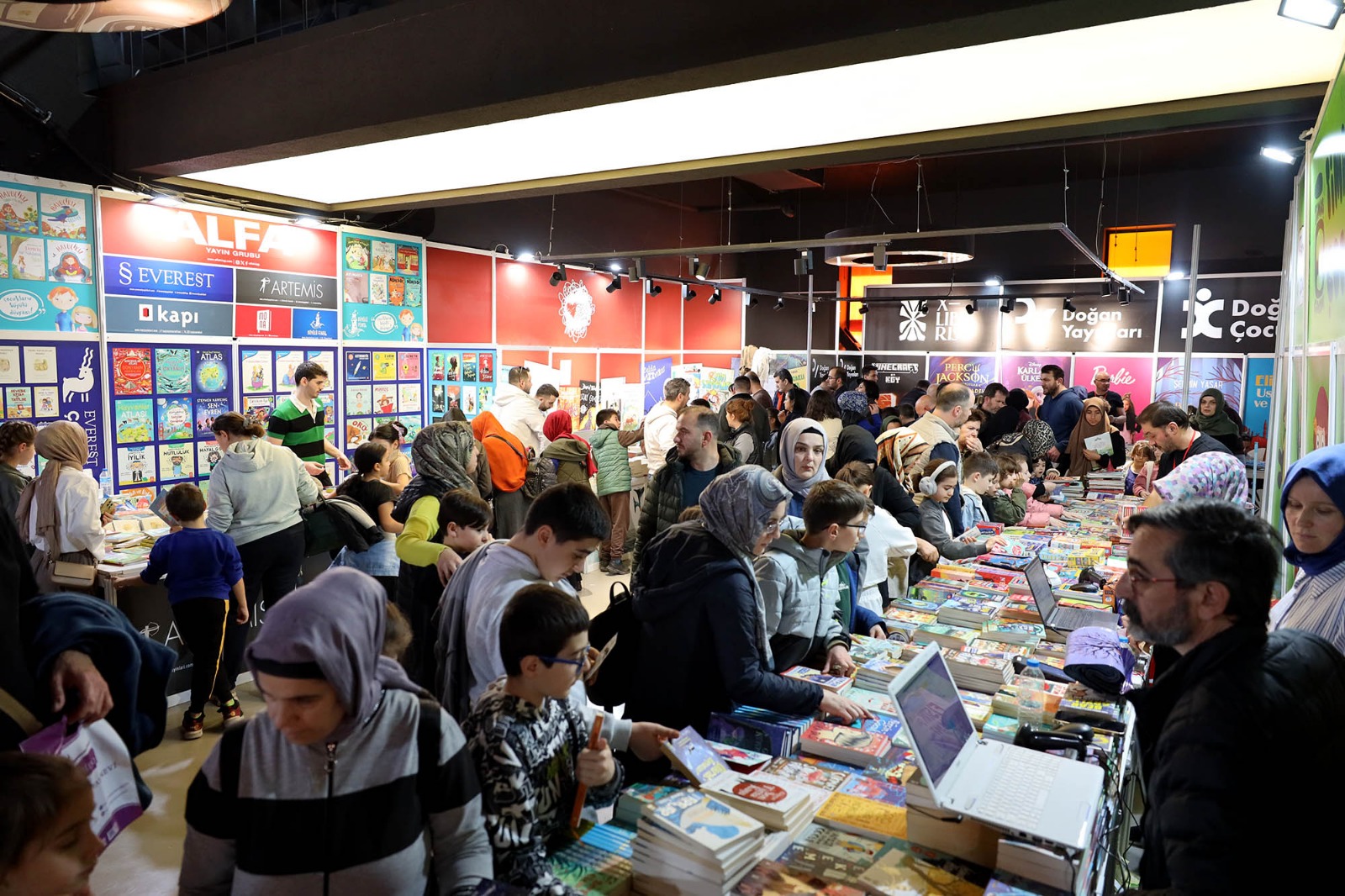 Sakarya Çocuk Edebiyatı Fuarı doldu taştı