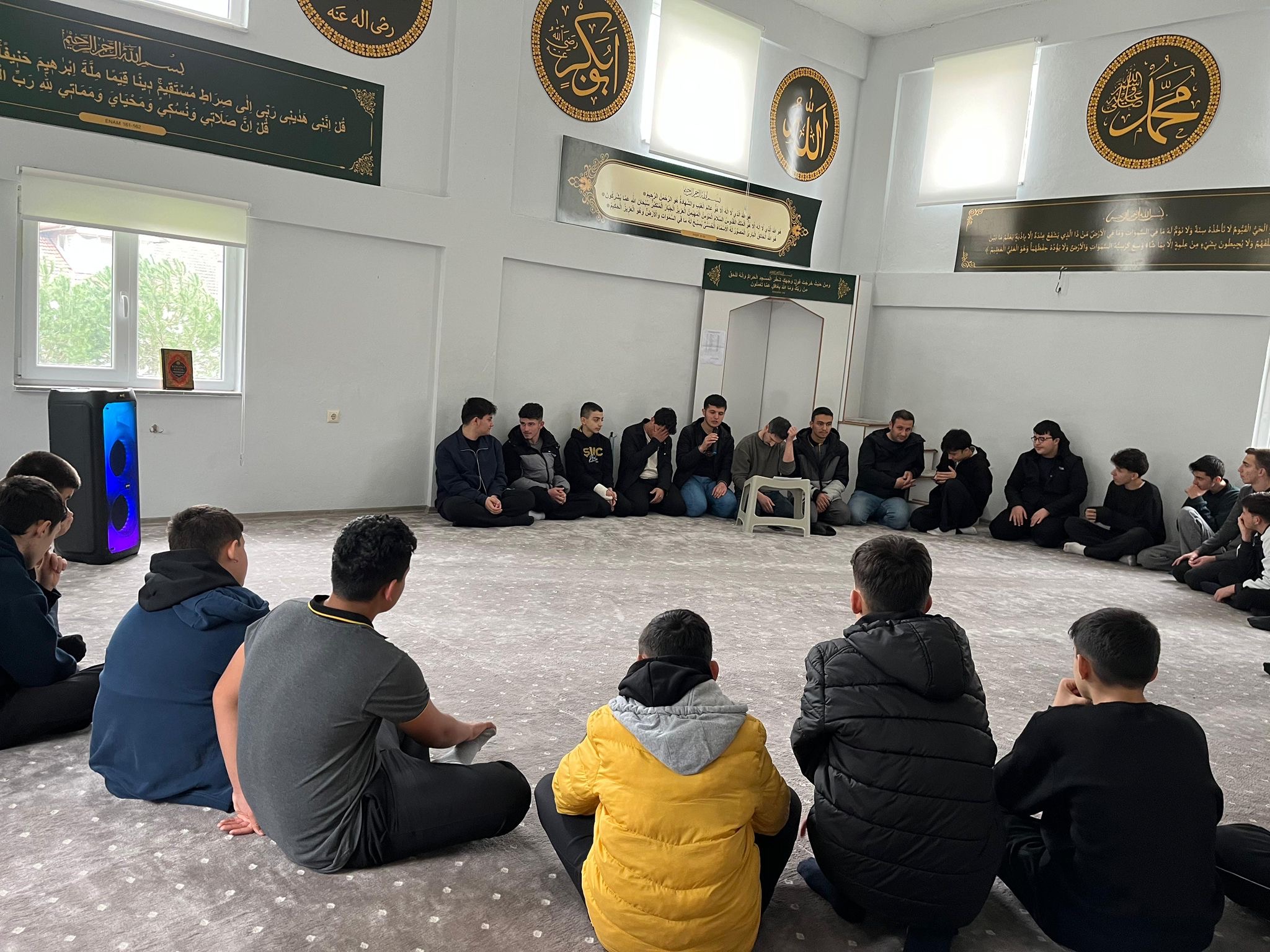 Liseli gençler arkadaşlarını duayla andı