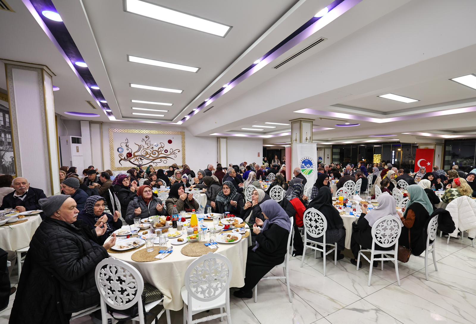 Baş tacı büyüklerle iftar buluşması