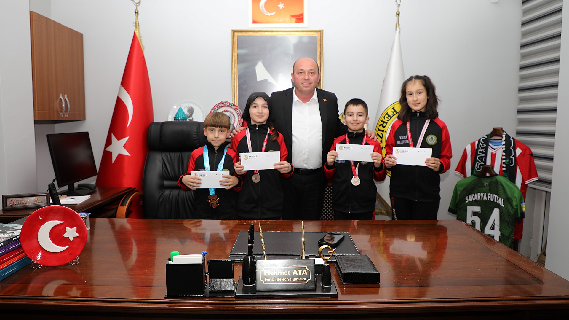 Başkan Mehmet Ata başarılı karatecileri ağırladı