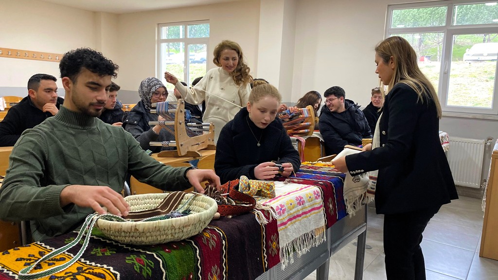 Sakarya MYO’da dokuma eğitimi