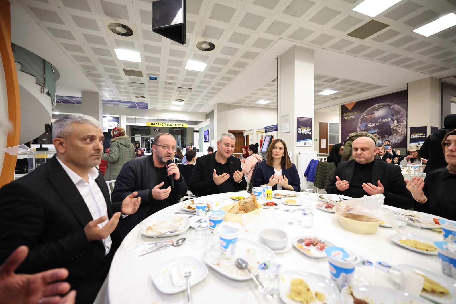 Serdivan'da yetim iftarı düzenlendi