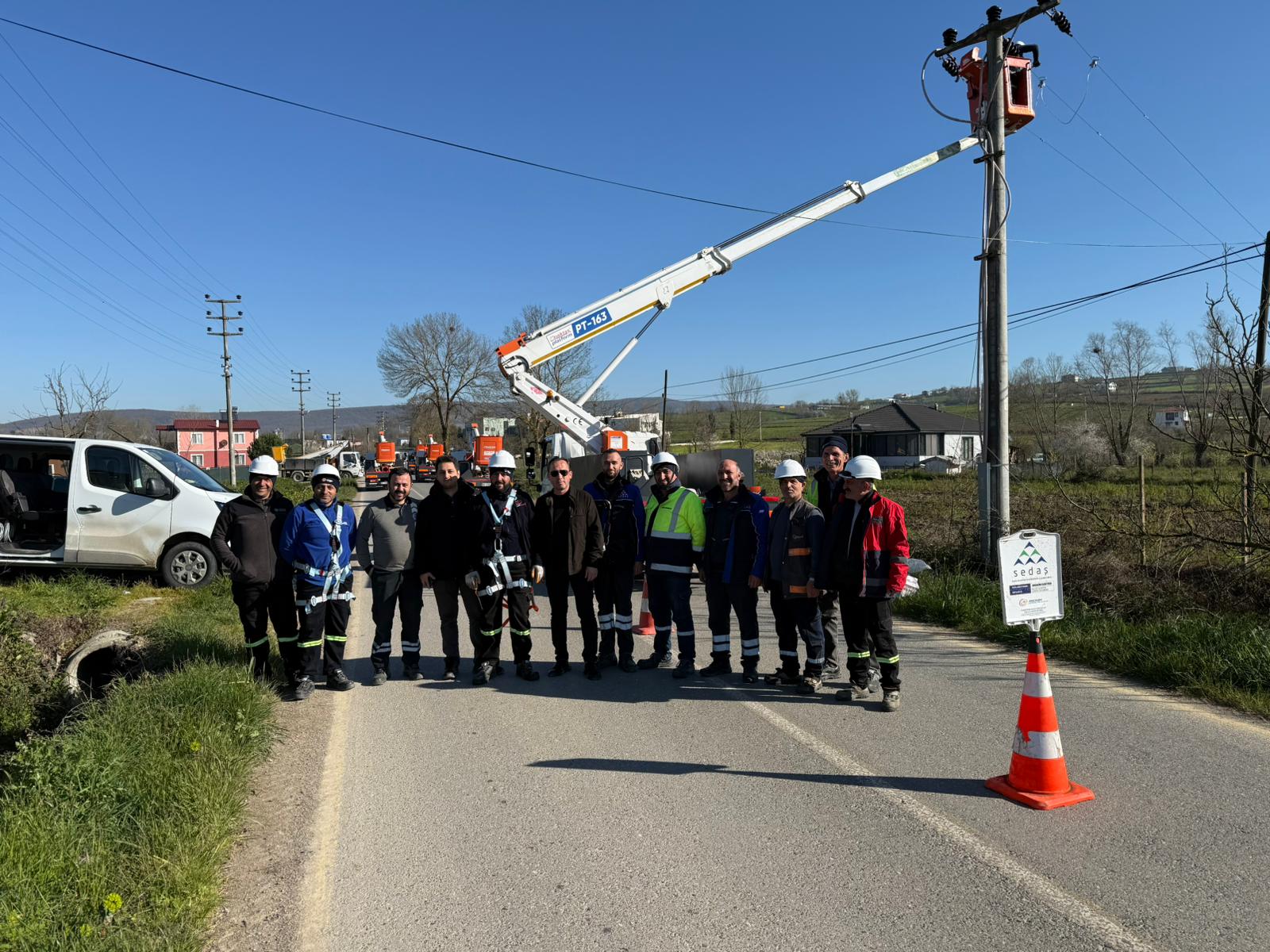 Karaderede elektrik hatlarına bakım yapıldı