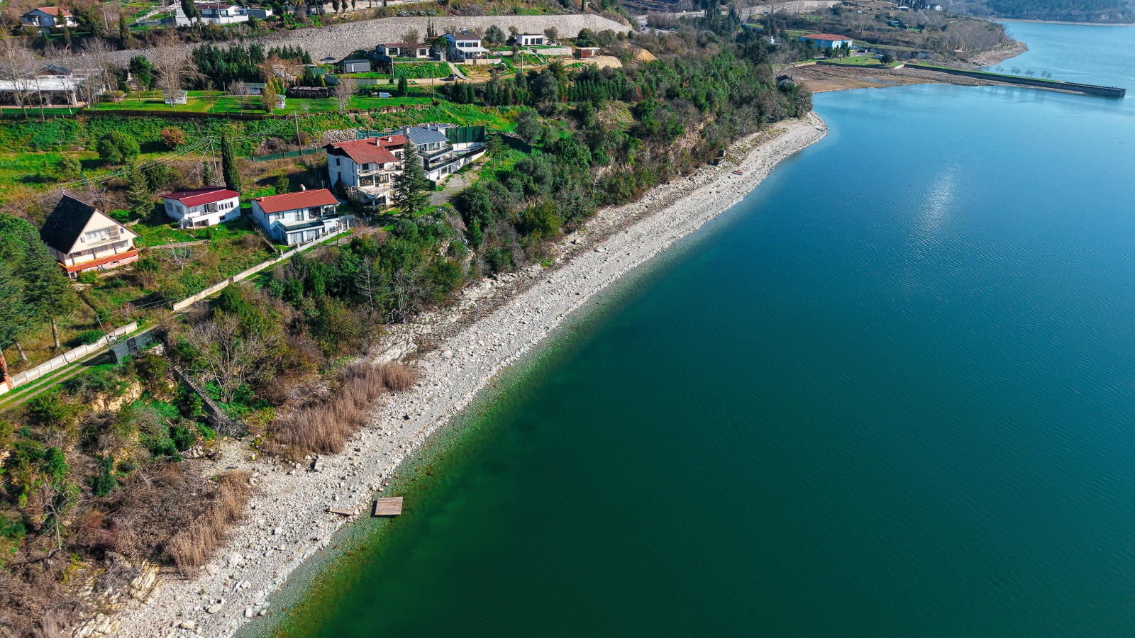 Kaçak iskelelerin yıkımı sürüyor