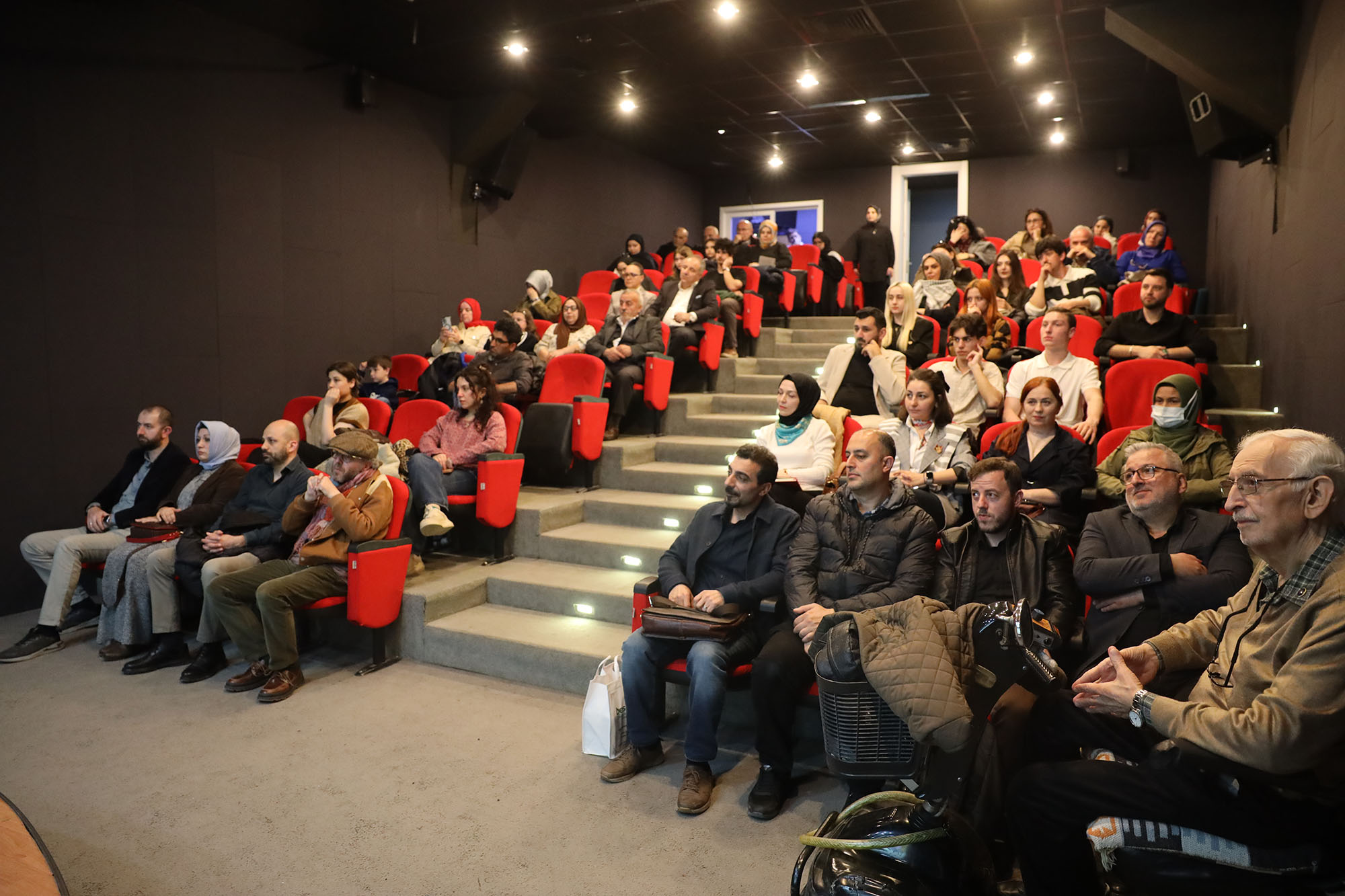 Kapalı çarşıdan dünyaya açılan şair