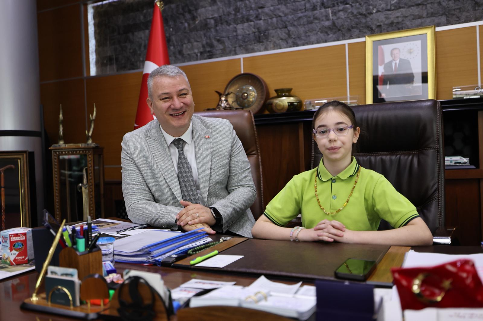 Serdivan'ın yeni başkanı koltuğa oturdu