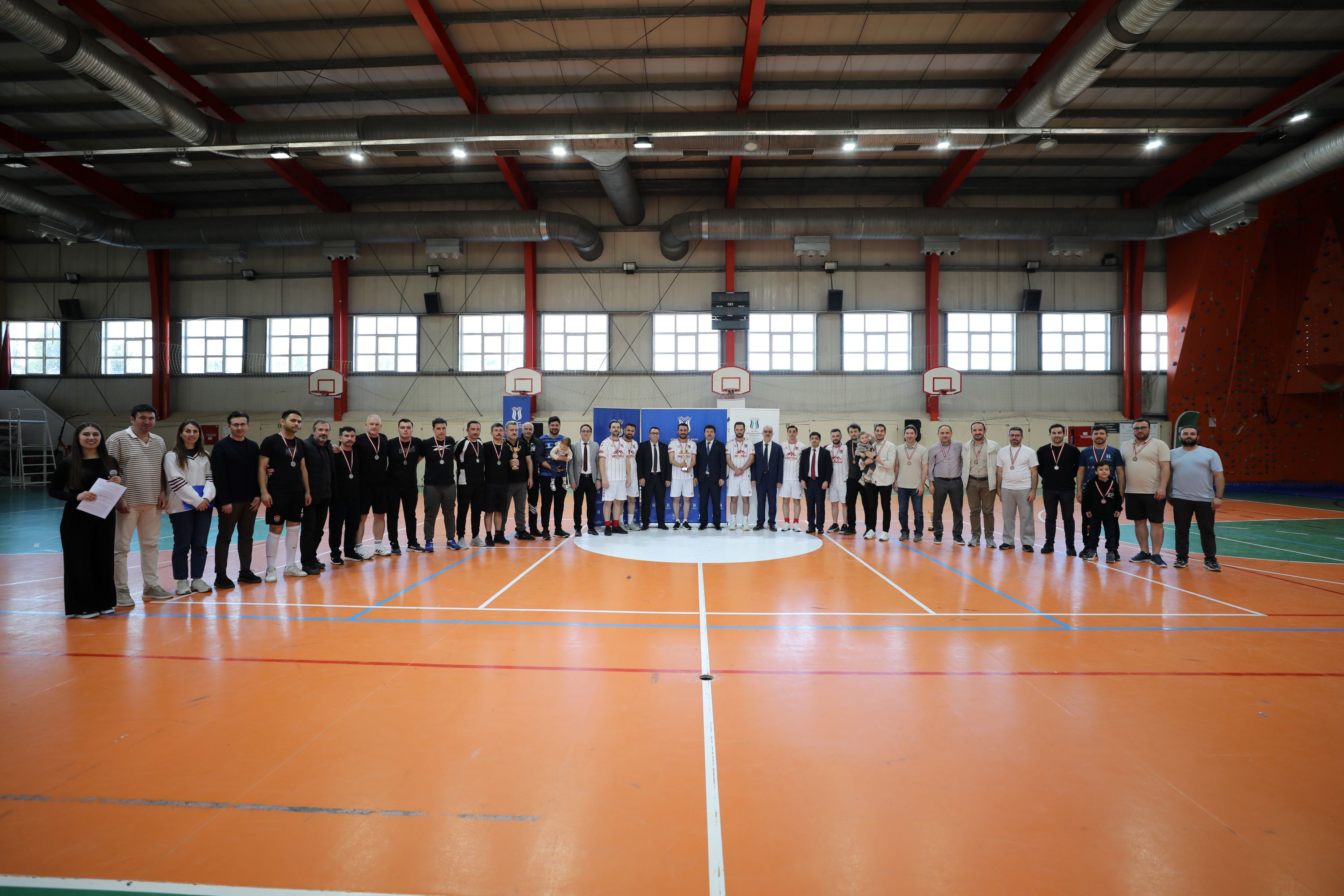 Voleybol turnuvasında ödüller sahiplerini buldu