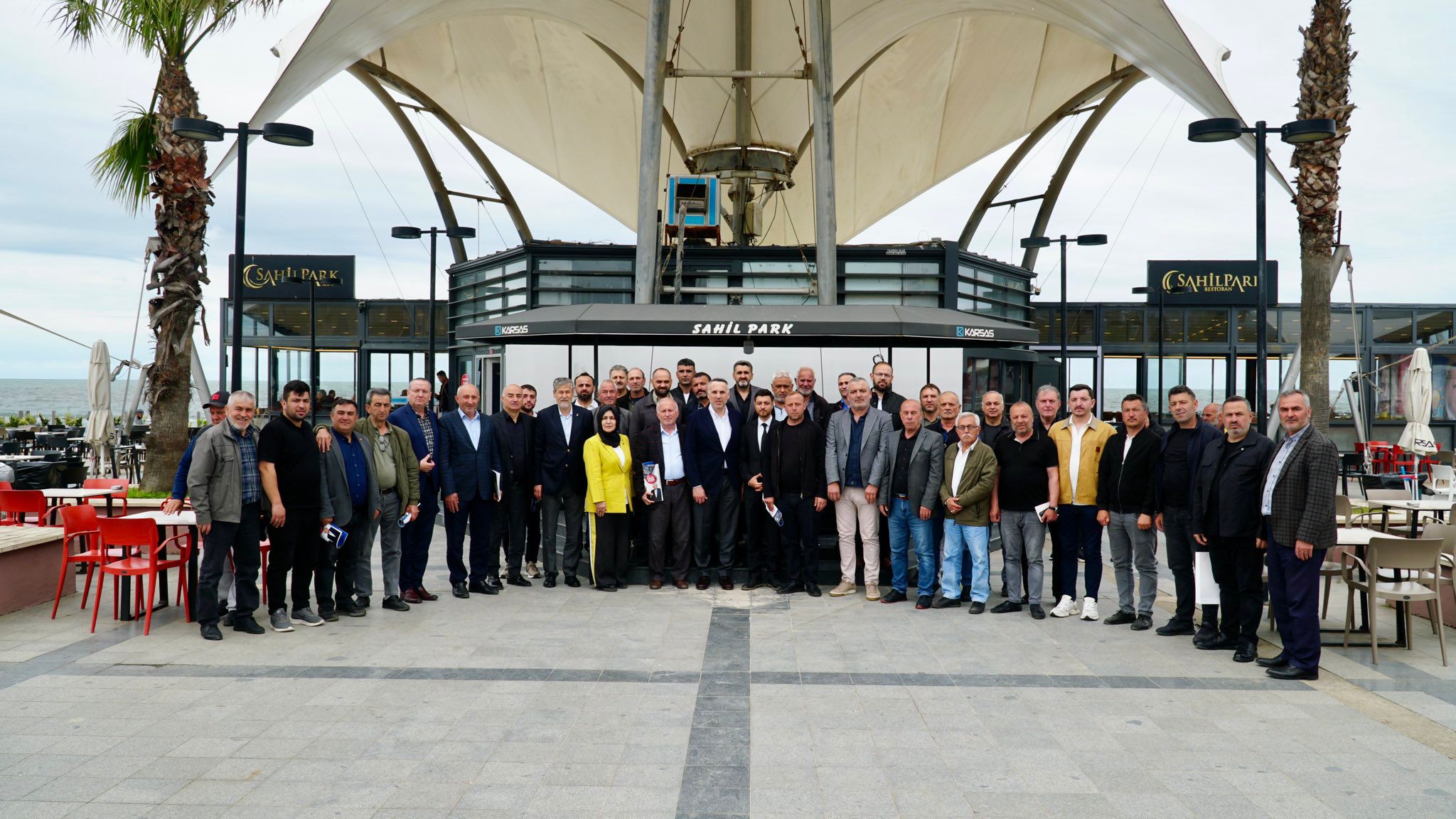 AK Parti Sakarya Teşekkür Belgelerini dağıtıyor