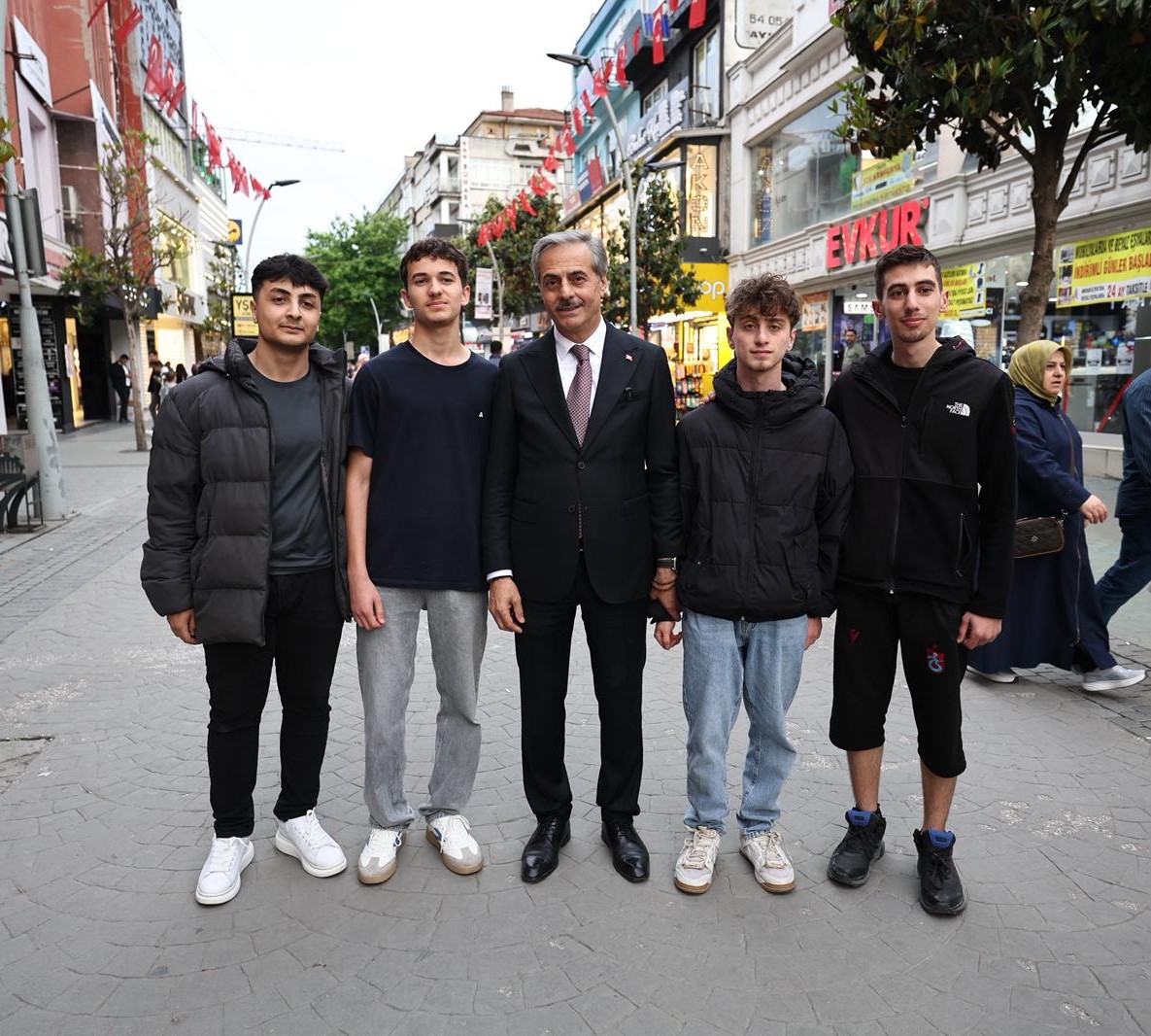 Başkan Alemdar vatandaşla bayramlaştı