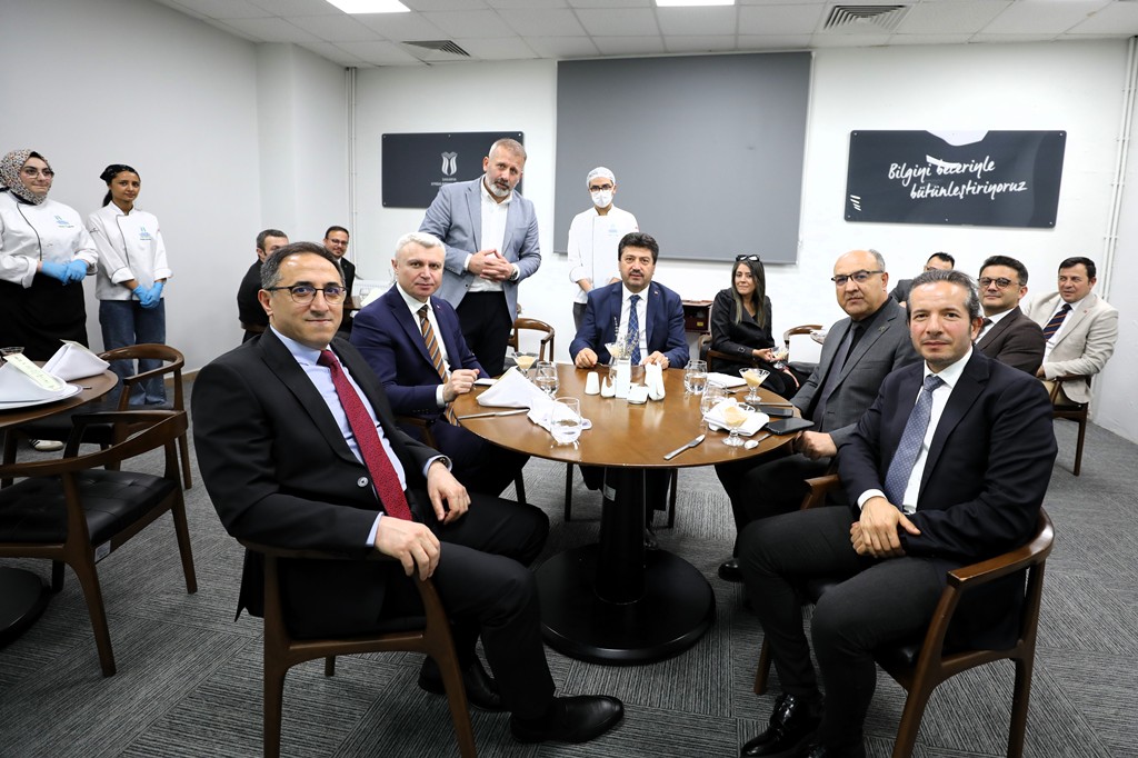 Gastronomi öğrencileri protokolü ağırladı