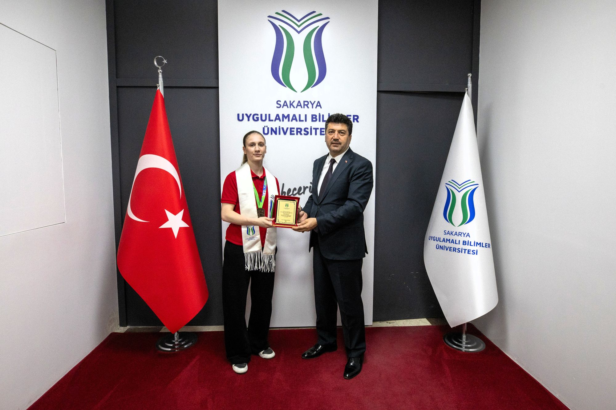 Rektör Sarıbıyık dünya şampiyonunu ağırladı