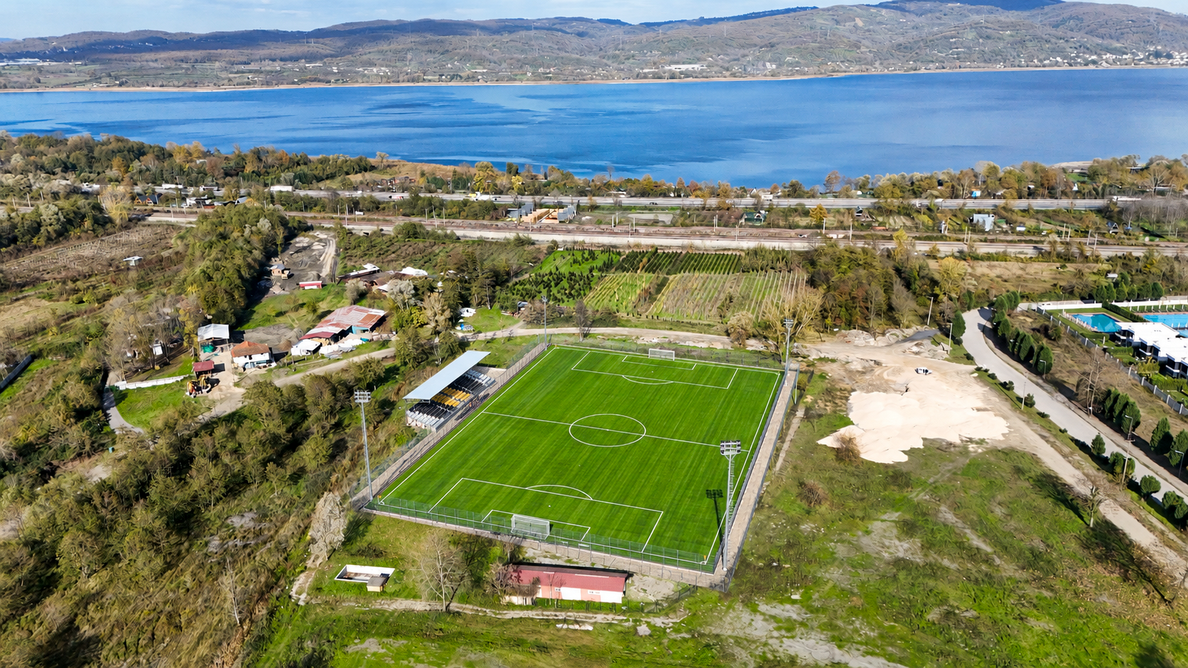 Sapanca'ya FIFA standartlarında saha