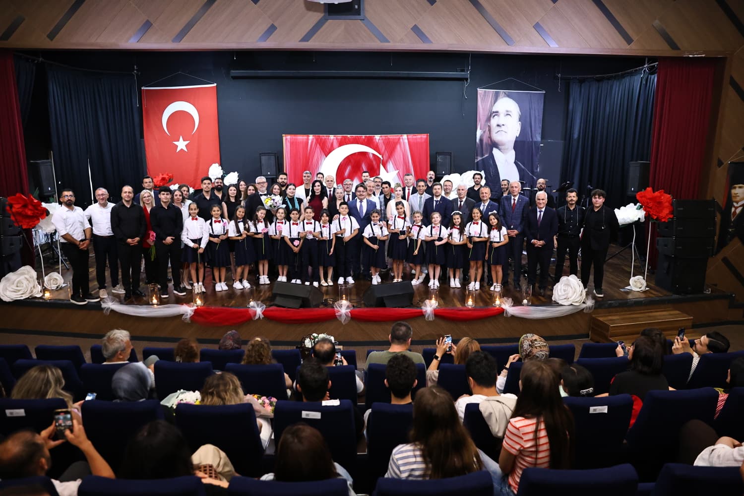 Maarif Orkestrası ve Öğrenci Korosu mest etti