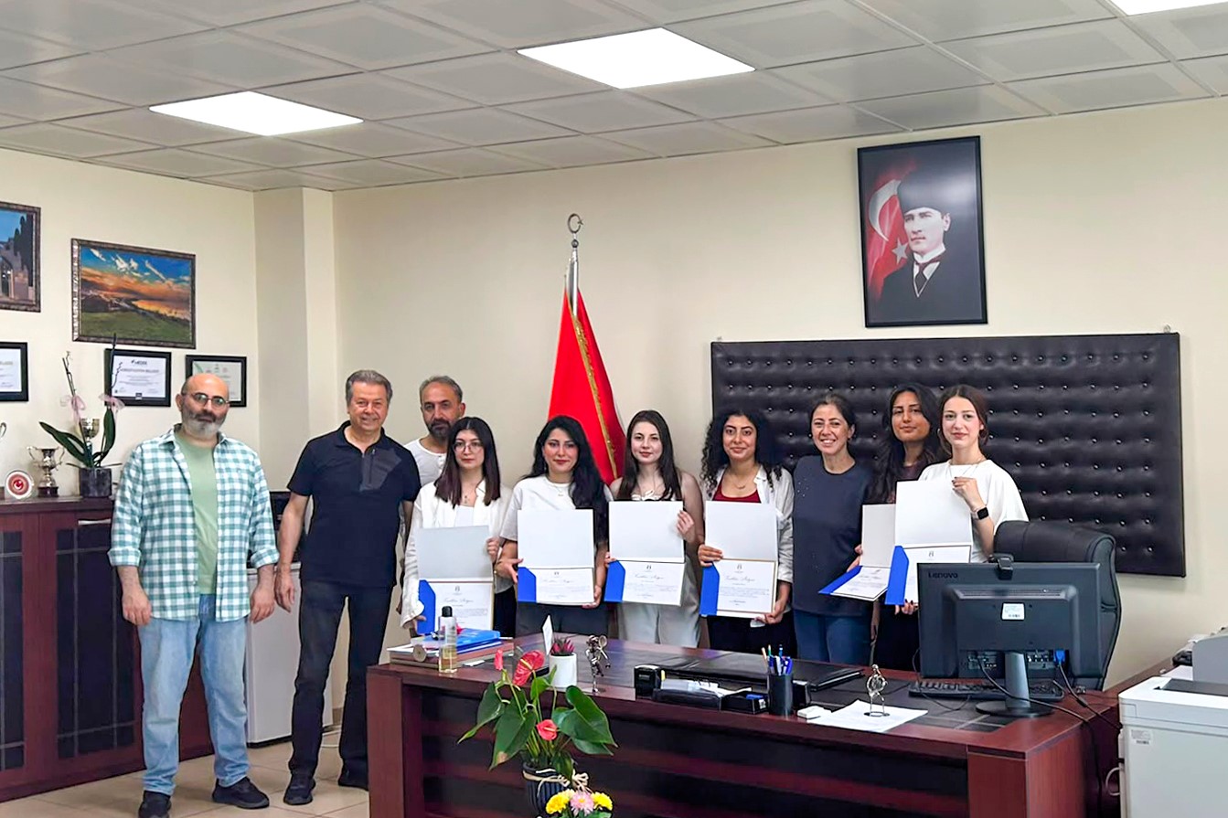 Ödüllü öğrencilere başarı belgesi