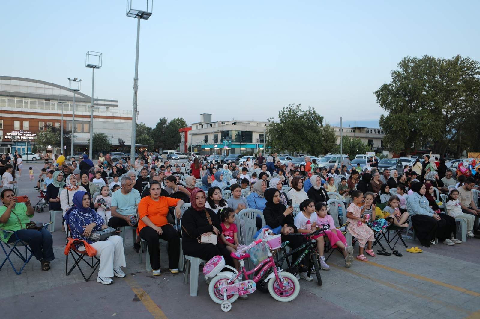 Herkes film izleyecek