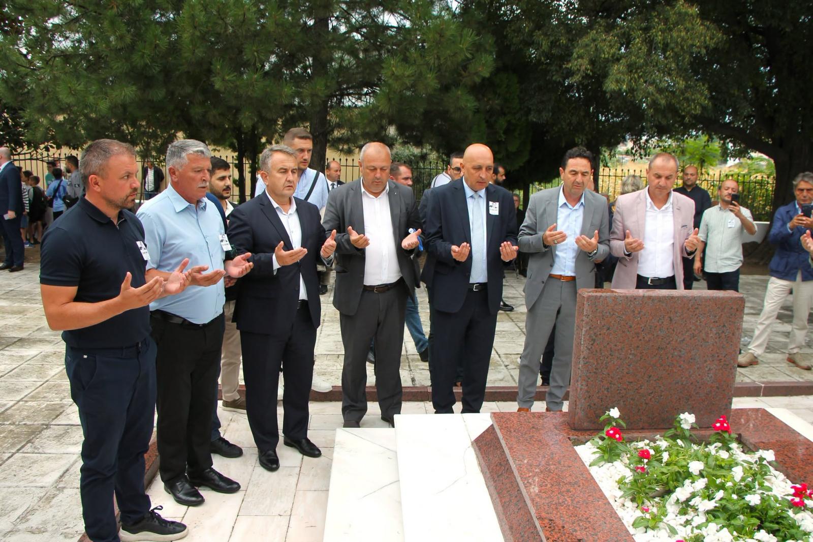 HÖH Heyeti Dr. Sadık Ahmet'i unutmadı