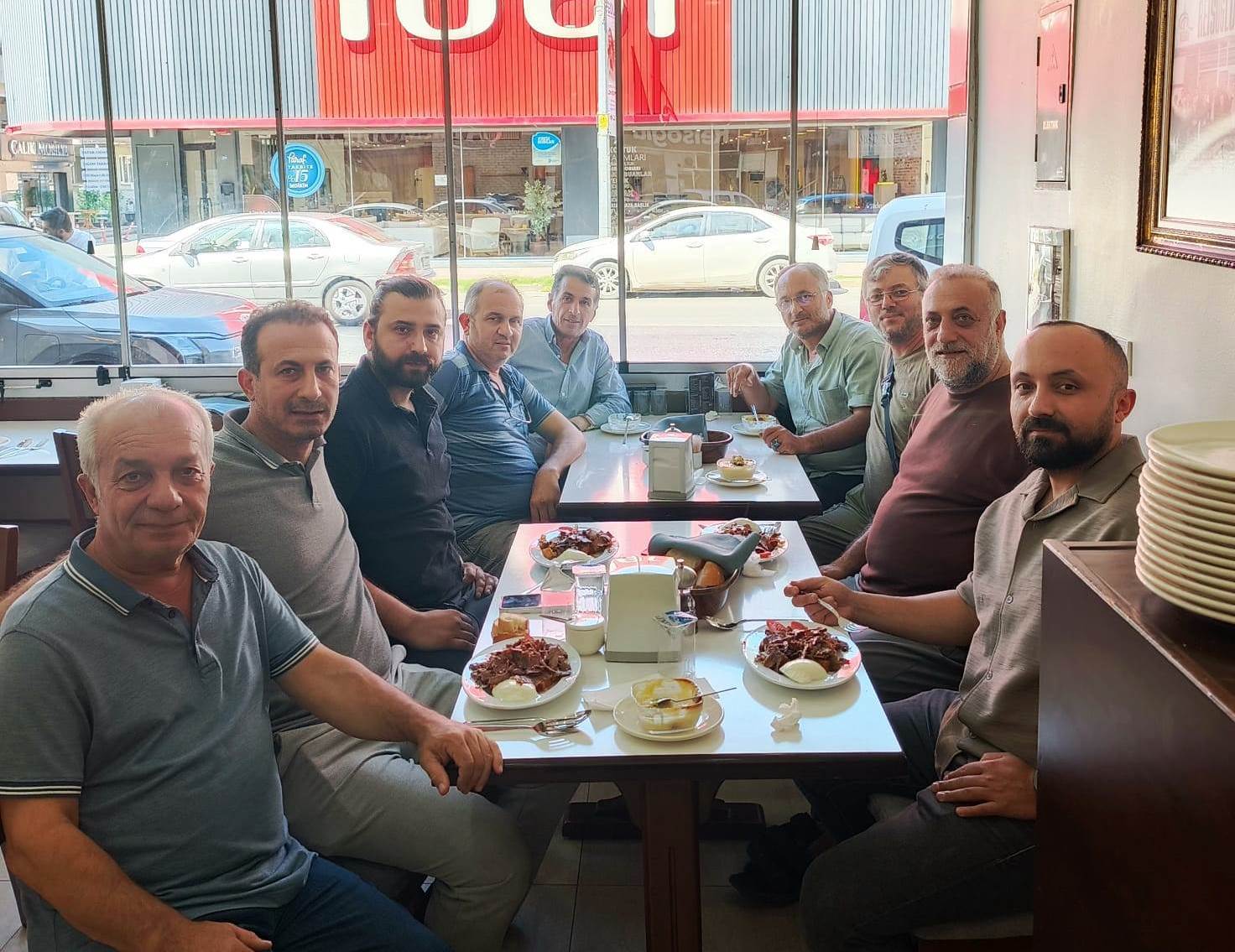 KOMŞU ESNAFLARIN 40 YILLIK DOSTLUĞU