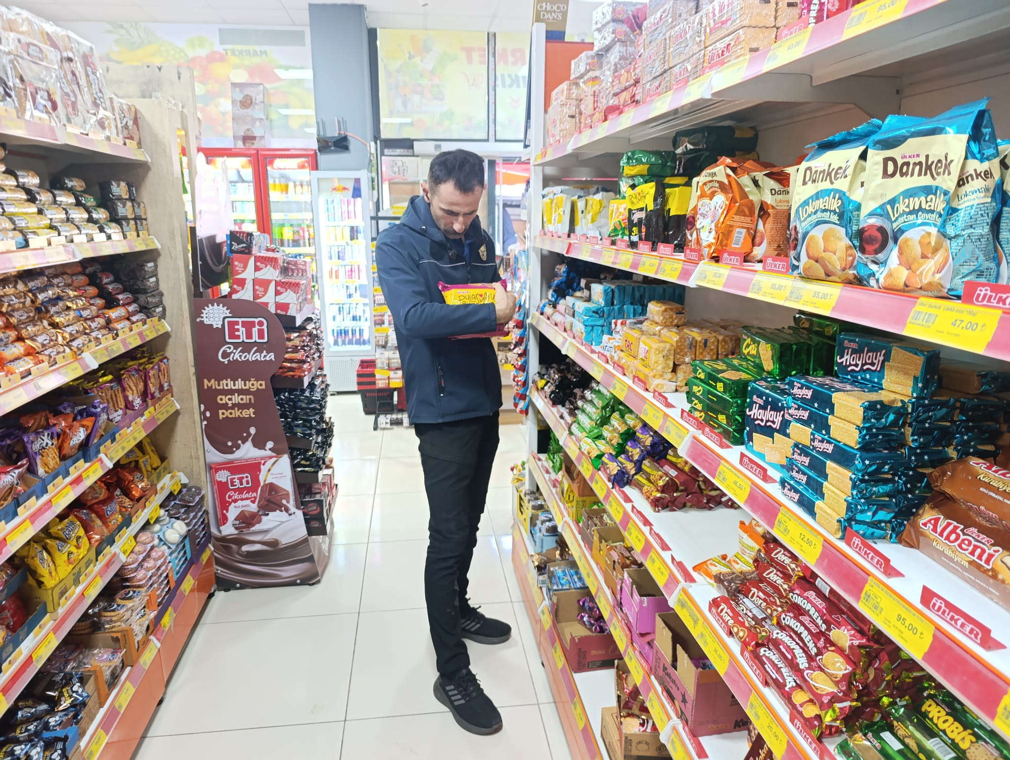 HENDEK’TE MARKET RAFLARI DENETLENDİ