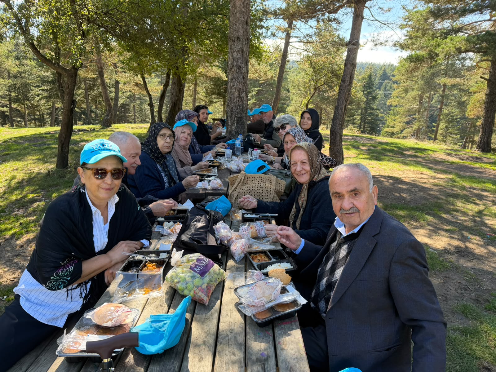 Yaşlılar doğanın tadını çıkardı